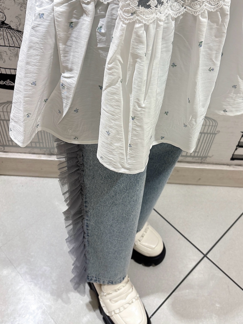 ブルー系のTシャツ/カットソー、ブルー系のキャミソール、ブルー系のデニムパンツを着用したレディースの冬コーディネートの6枚目の写真