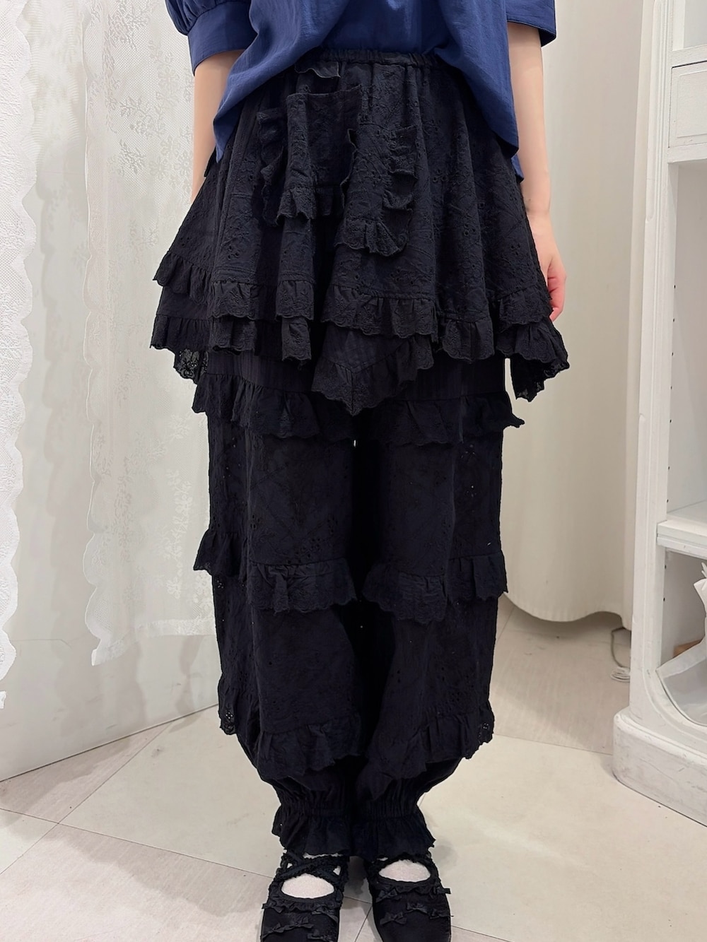 ブルー系のシャツ/ブラウス、ブラック系のスカート、ブラック系のその他パンツを着用したレディースの春コーディネートの6枚目の写真