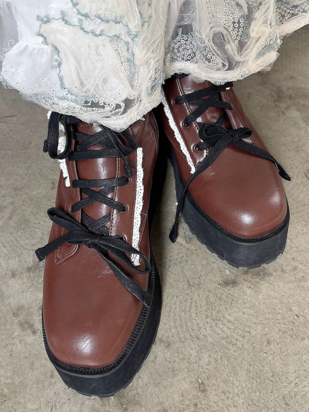 グリーン系のワンピース、ブラウン系のブーツ、ホワイト系のTシャツ/カットソーを着用したレディースの夏コーディネートの7枚目の写真