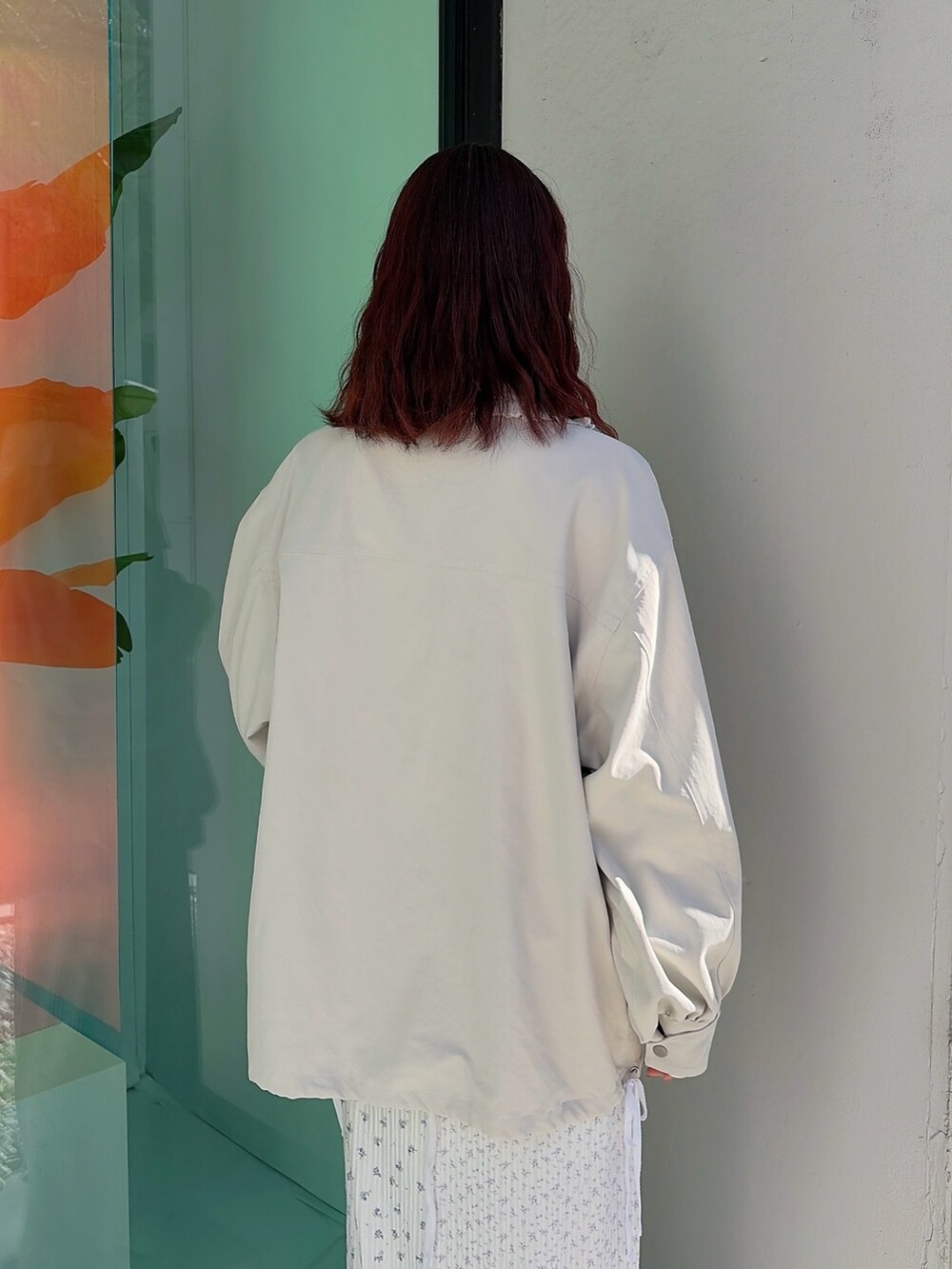 ホワイト系のブルゾン、ホワイト系のスウェット、パープル系のスカートを着用したレディースの冬コーディネートの4枚目の写真