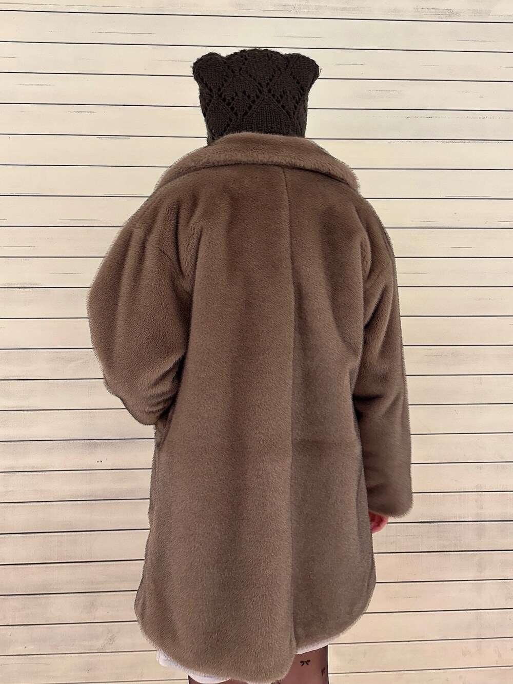 グレー系のニット/セーター、ブラウン系のノーカラーコート、ブルー系のワンピースを着用したレディースの冬コーディネートの4枚目の写真