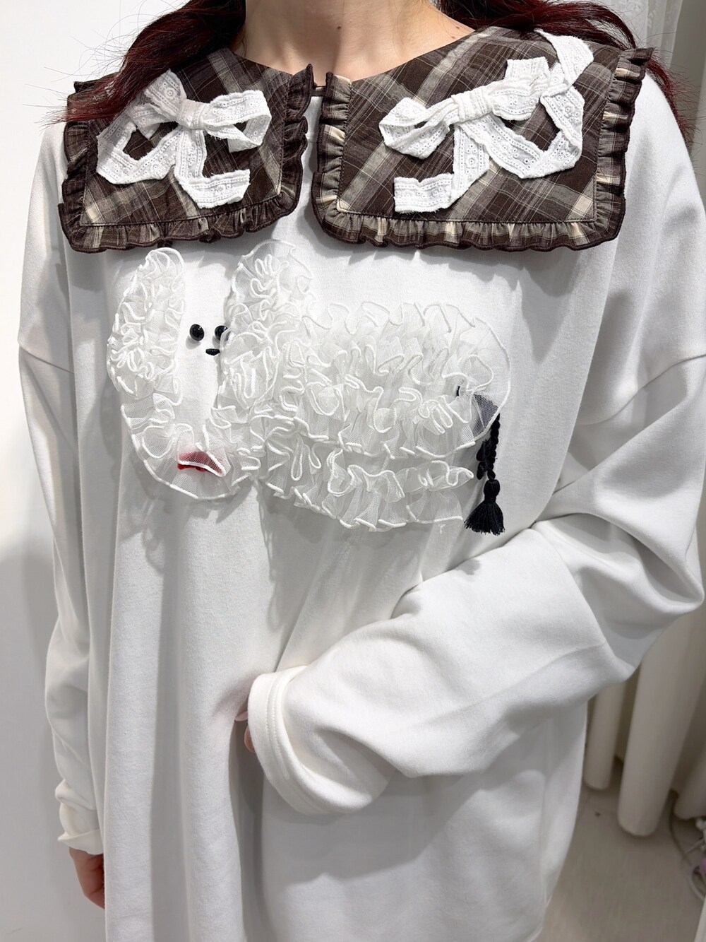 ホワイト系のTシャツ/カットソー、ブラウン系のワンピース、ブラック系のスニーカーを着用したレディースの夏コーディネートの6枚目の写真