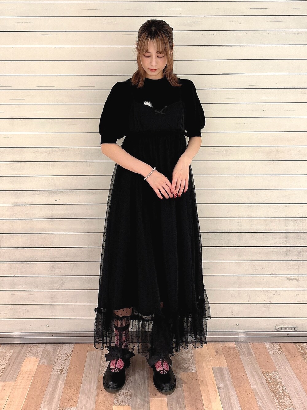 ブラック系のジャージ、ブラック系のワンピース、ブラック系のバレエシューズを着用したレディースの夏コーディネートの6枚目の写真