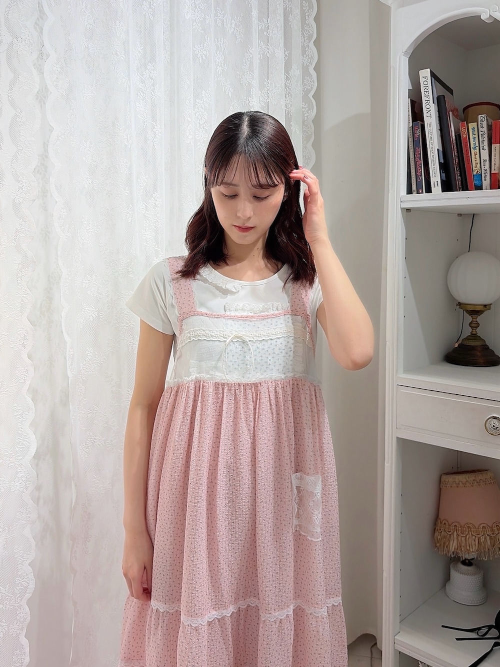 ピンク系のワンピース、ホワイト系のTシャツ/カットソー、ホワイト系のその他パンツを着用したレディースの春コーディネートの3枚目の写真