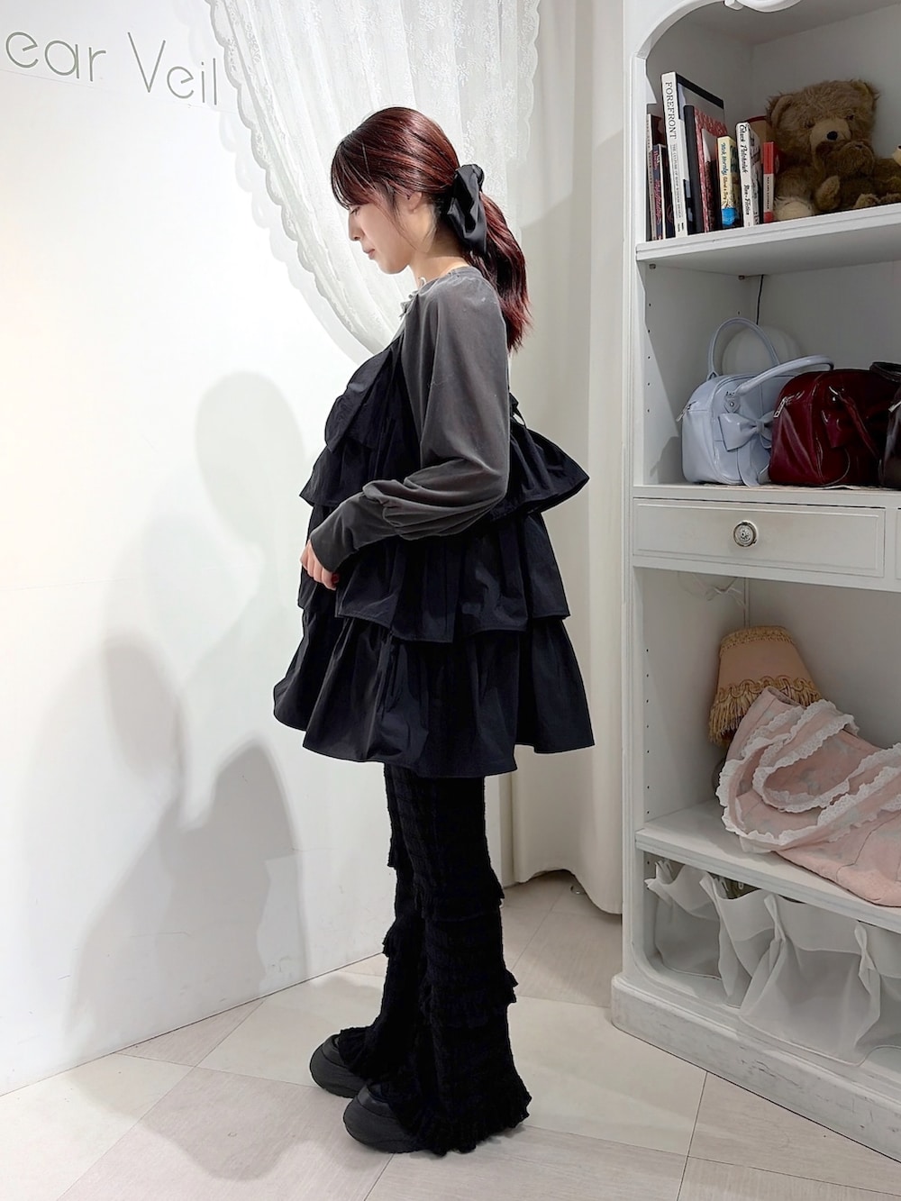 グレー系のTシャツ/カットソー、ブラック系のワンピース、ブラック系のその他パンツを着用したレディースの秋コーディネートの2枚目の写真