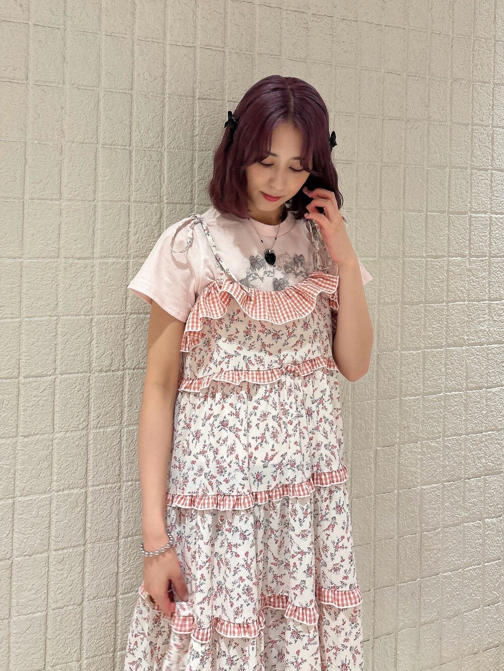 ピンク系のワンピース、ピンク系のTシャツ/カットソー、ゴールド系のバレエシューズを着用したレディースの春コーディネートの3枚目の写真