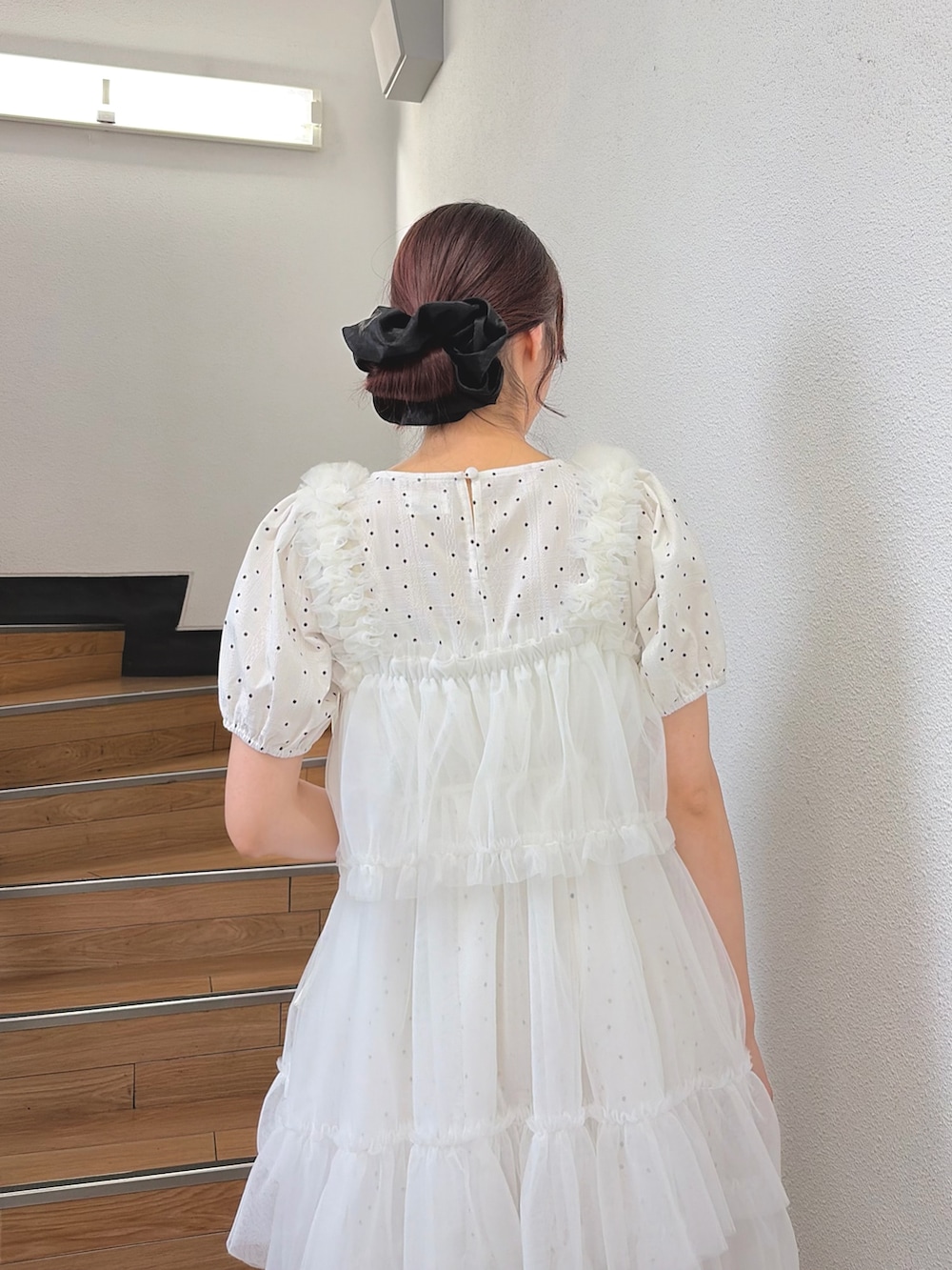 ホワイト系のワンピース、ホワイト系のワンピース、ブルー系のハンドバッグを着用したレディースの夏コーディネートの5枚目の写真