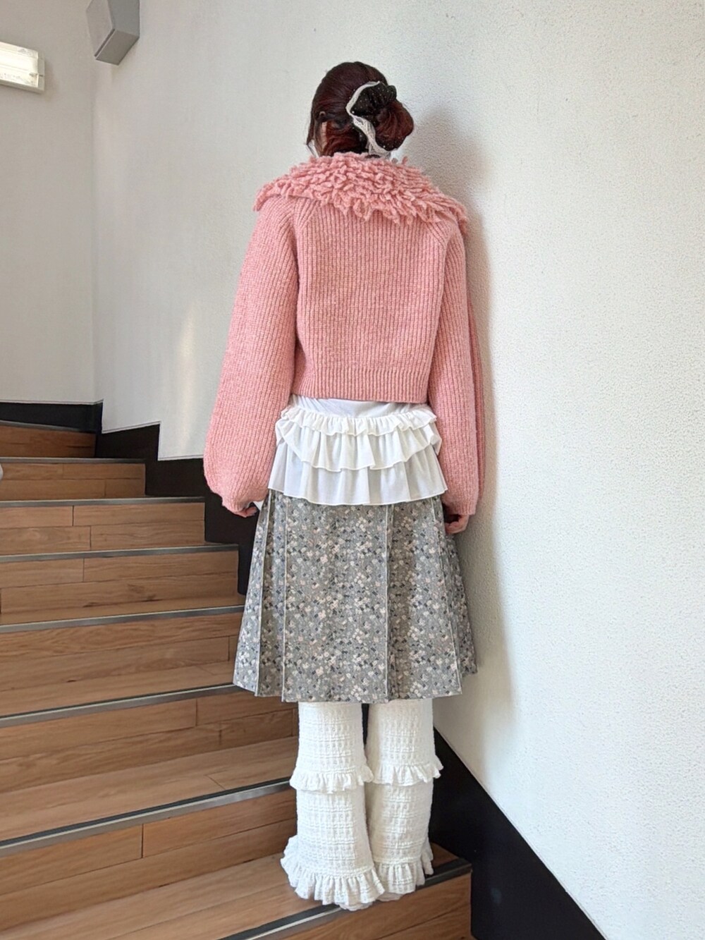 ピンク系のカーディガン/ボレロ、ホワイト系のTシャツ/カットソー、グレー系のスカートを着用したレディースの夏コーディネートの3枚目の写真