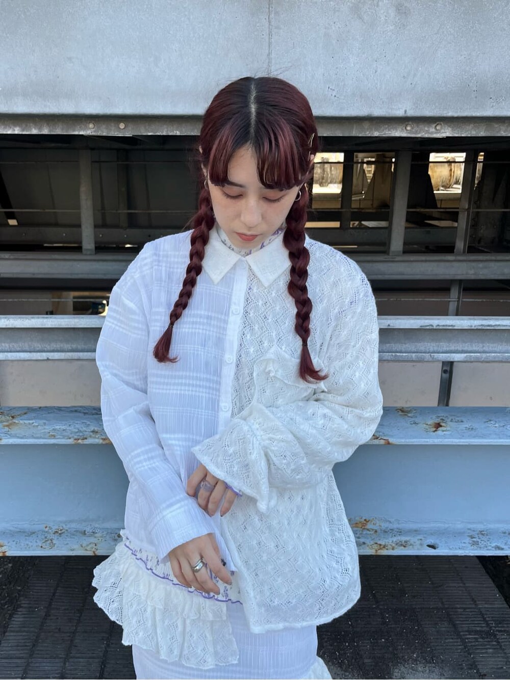 パープル系のサンダル、その他のハンドバッグ、ホワイト系のシャツ/ブラウスを着用したレディースの夏コーディネートの2枚目の写真