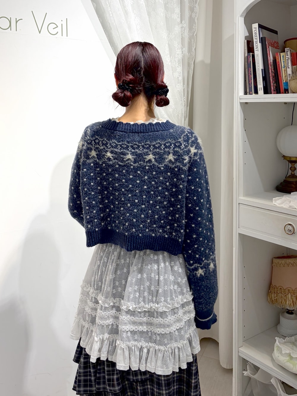 ホワイト系のTシャツ/カットソー、ブラック系のスカート、ホワイト系のスカートを着用したレディースの夏コーディネートの5枚目の写真