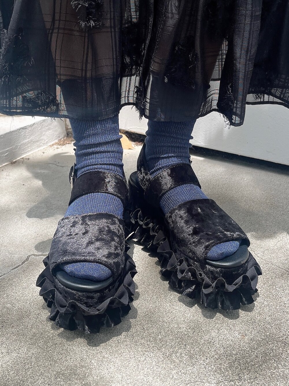 ブラック系のワンピース、ブラック系のサンダルを着用したレディースの夏コーディネートの3枚目の写真