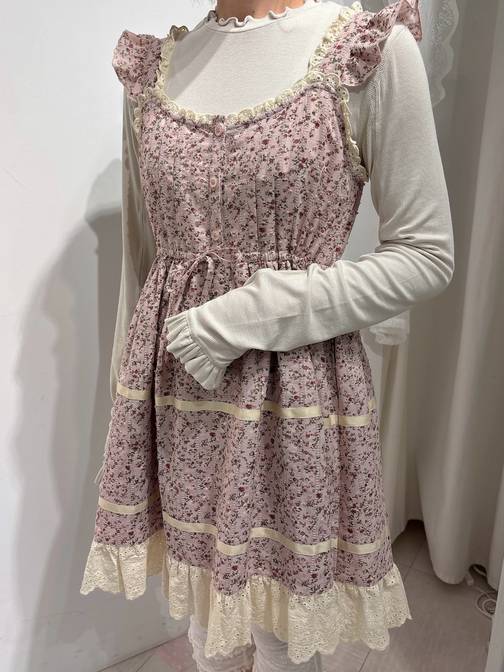 ベージュ系のTシャツ/カットソー、ピンク系のワンピース、ホワイト系のその他パンツを着用したレディースの秋コーディネートの5枚目の写真