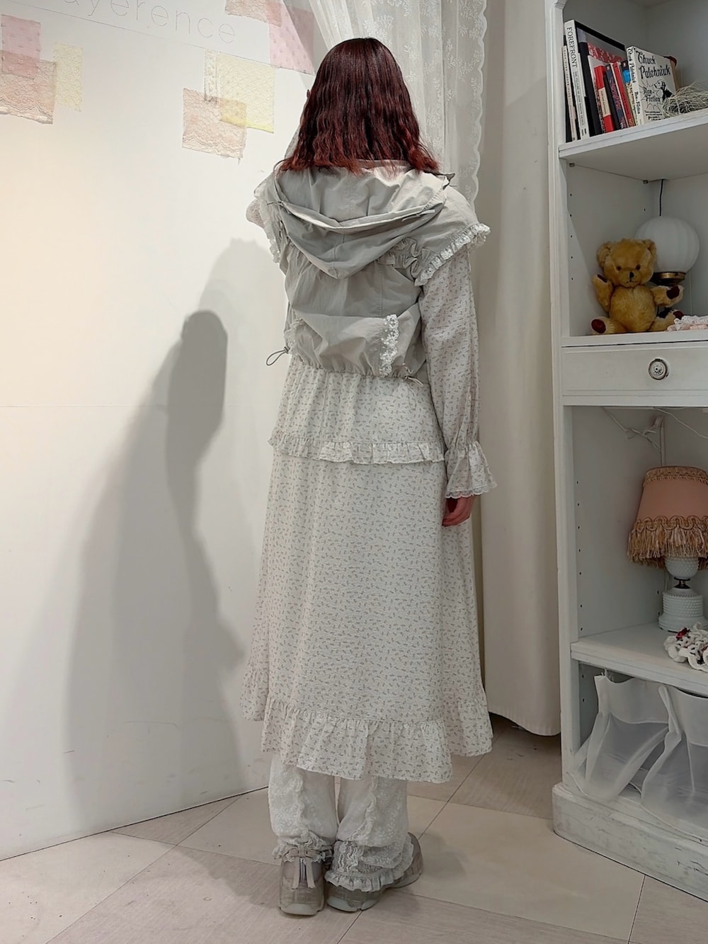 ホワイト系のベスト、ホワイト系のワンピース、ホワイト系のその他パンツを着用したレディースの冬コーディネートの2枚目の写真