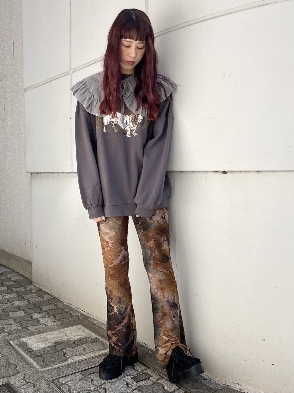 ブラウン系のその他パンツ、ブラック系のその他シューズ、グレー系のTシャツ/カットソーを着用したレディースの冬コーディネートの2枚目の写真