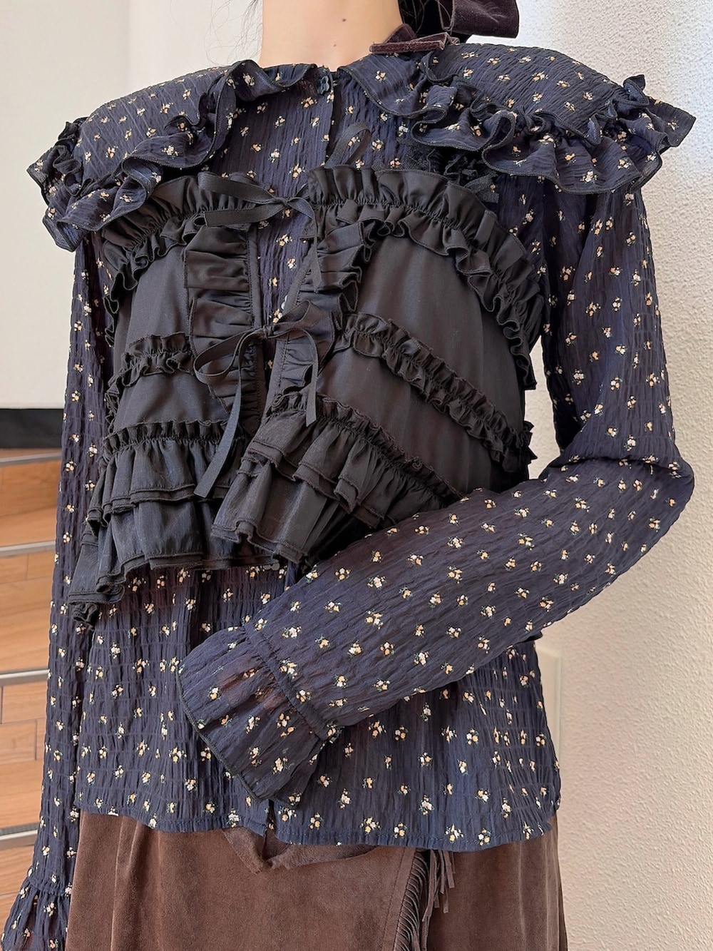 ブラック系のシャツ/ブラウス、ブラック系のキャミソール、ブラウン系のスカートを着用したレディースの春コーディネートの5枚目の写真