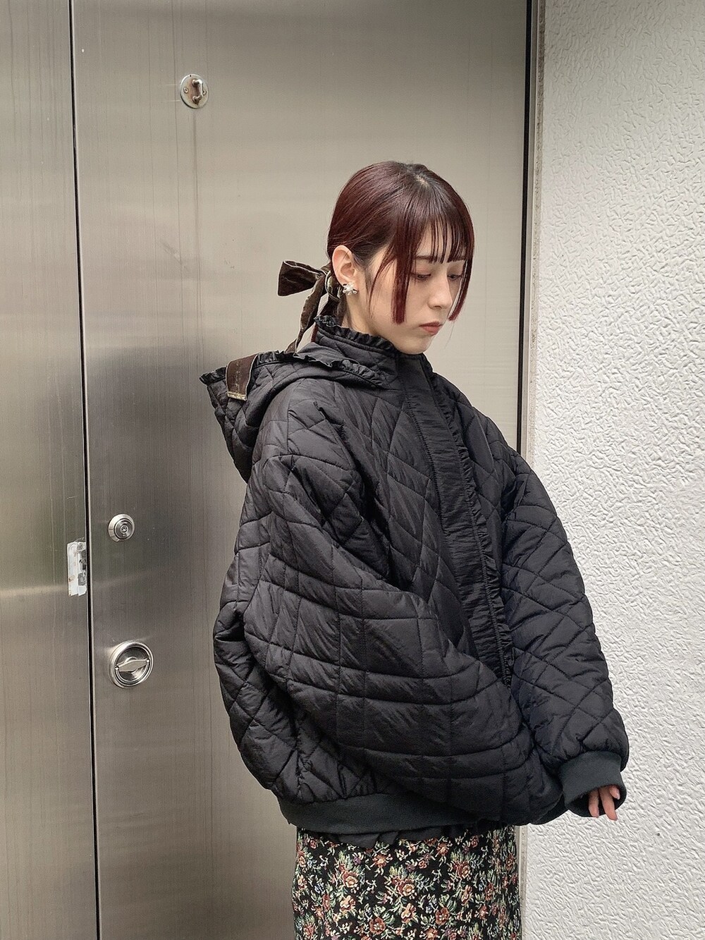 ホワイト系のブーツ、ブラック系のその他アウター、ブラック系のスウェットを着用したレディースの秋コーディネートの3枚目の写真