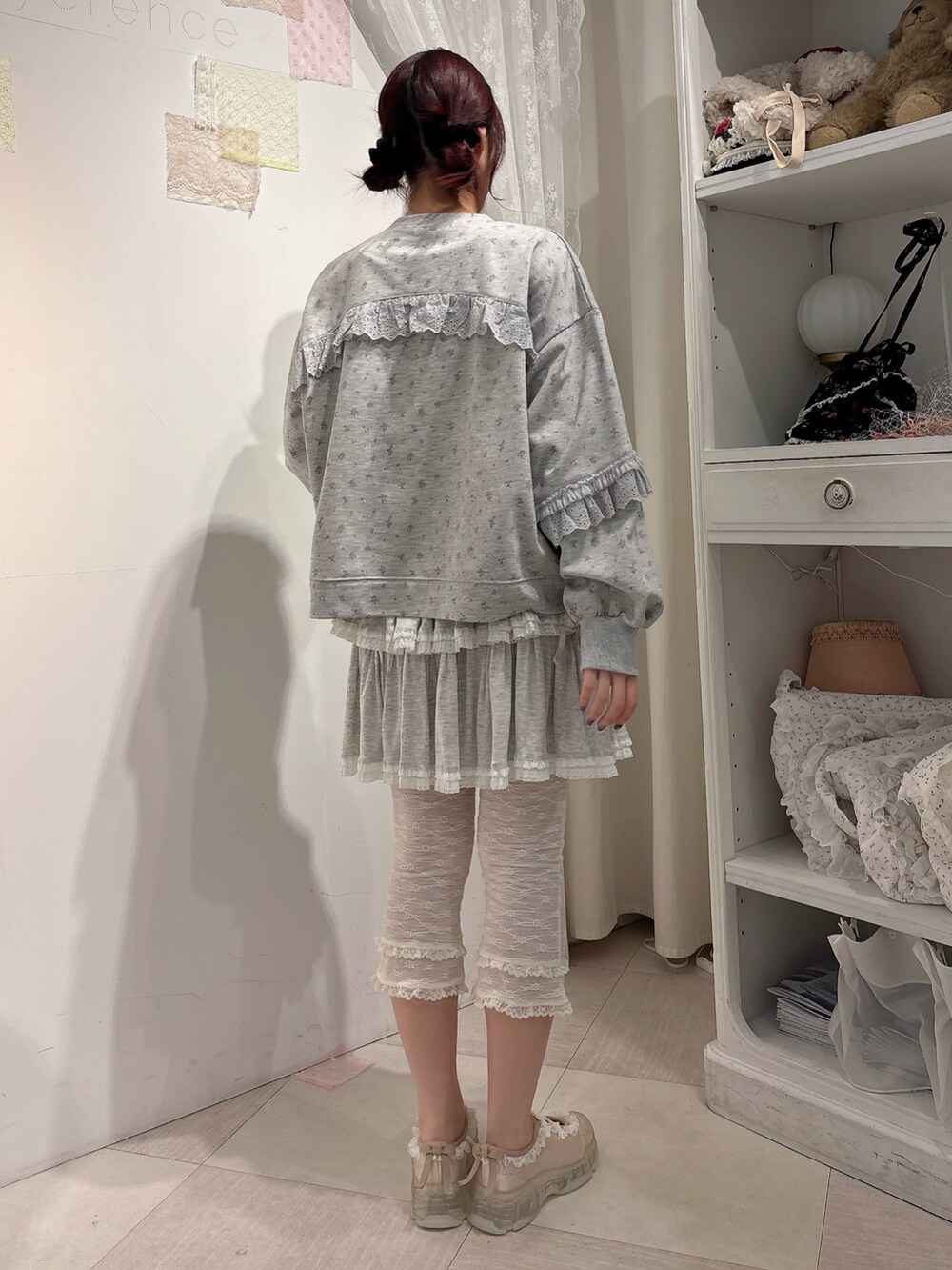 グレー系のスウェット、グレー系のスカート、ホワイト系のその他パンツを着用したレディースの秋コーディネートの2枚目の写真