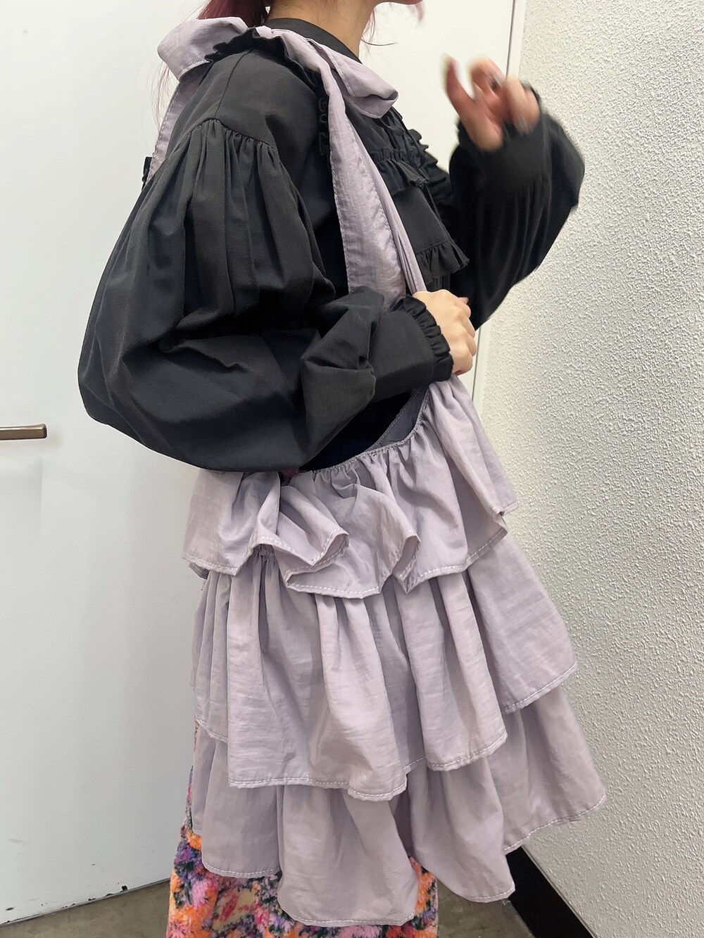 ブラック系のシャツ/ブラウス、ピンク系のスカート、パープル系のショルダーバッグを着用したレディースの秋コーディネートの4枚目の写真