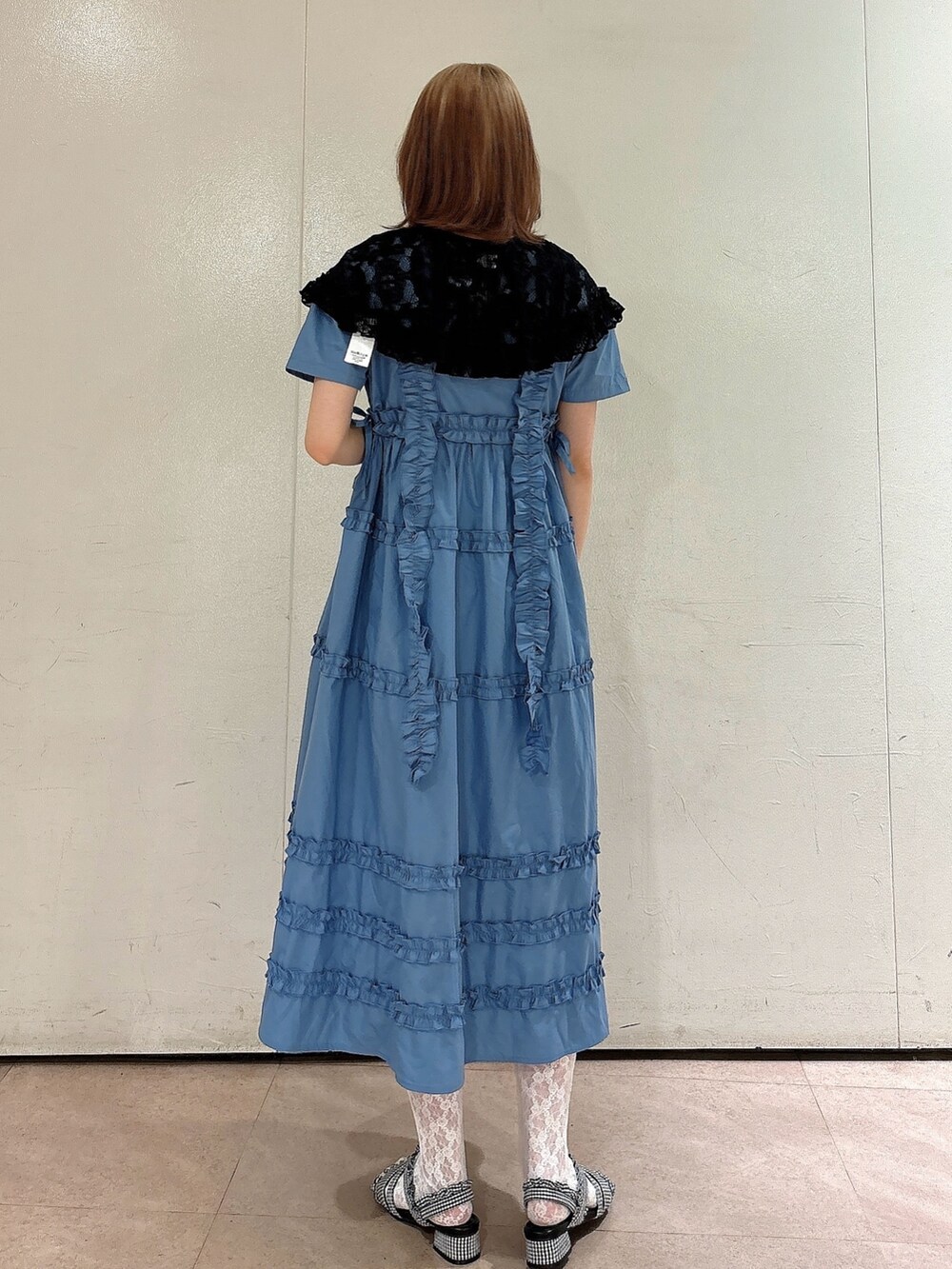 ブルー系のワンピース、ブラック系のサンダル、ブラック系の付け襟を着用したレディースの夏コーディネートの2枚目の写真