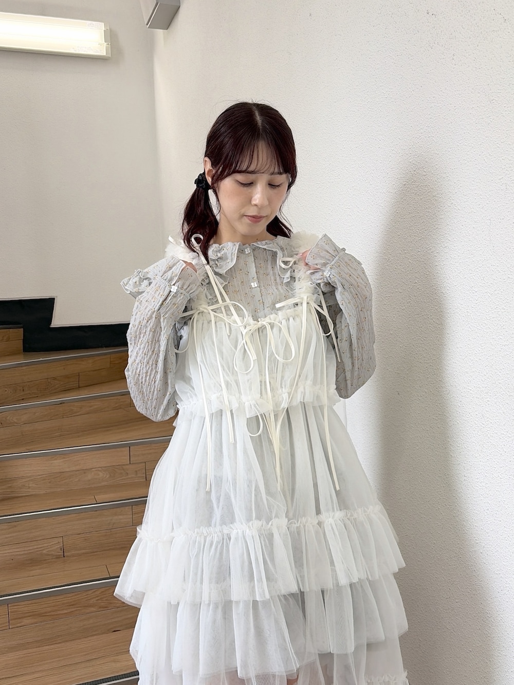ブルー系のシャツ/ブラウス、ホワイト系のワンピース、ホワイト系のスニーカーを着用したレディースの夏コーディネートの3枚目の写真