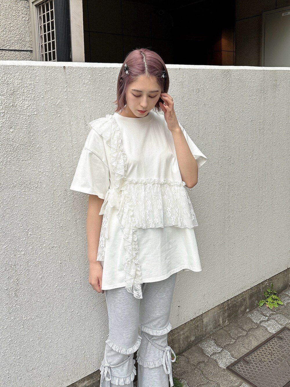 ホワイト系のTシャツ/カットソー、グレー系のスウェットパンツ、レッド系のサンダルを着用したレディースの春コーディネートの2枚目の写真