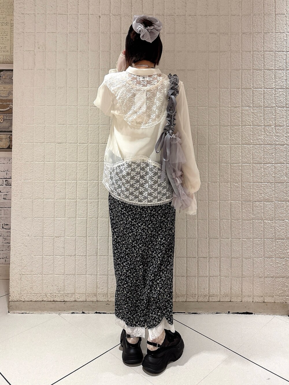 ホワイト系のシャツ/ブラウス、ホワイト系のTシャツ/カットソー、ブラック系のスカートを着用したレディースの春コーディネートの2枚目の写真