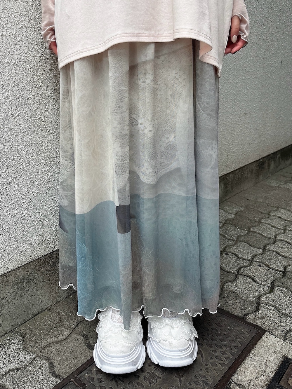 ピンク系のTシャツ/カットソー、ベージュ系のTシャツ/カットソー、グリーン系のスカートを着用したレディースの夏コーディネートの7枚目の写真