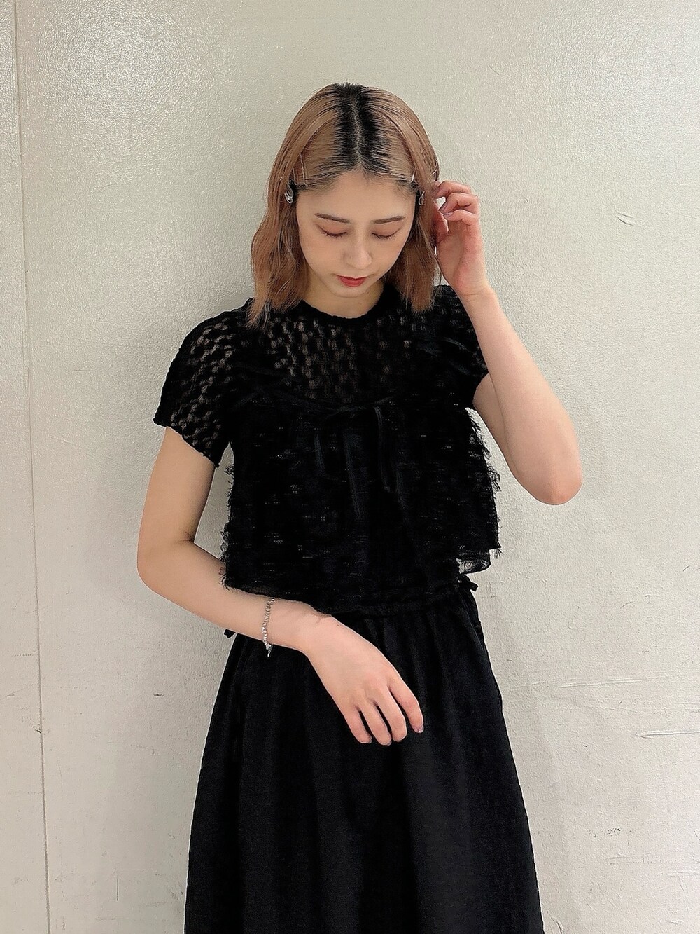 ブラック系のワンピース、ブラック系のキャミソール、シルバー系のバレエシューズを着用したレディースの夏コーディネートの3枚目の写真