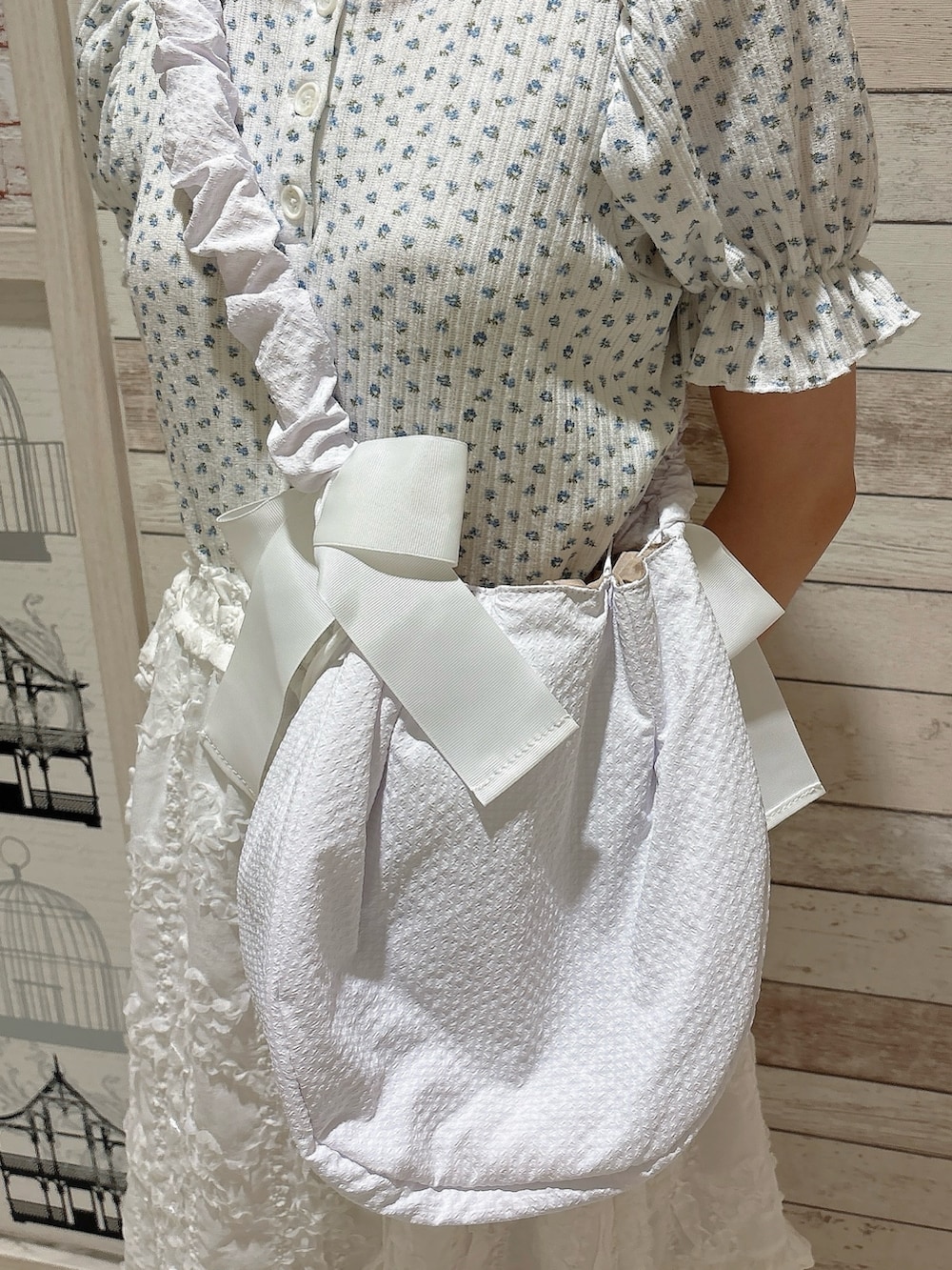 ブルー系のTシャツ/カットソー、ホワイト系のスカート、ブルー系のサンダルを着用したレディースの夏コーディネートの5枚目の写真