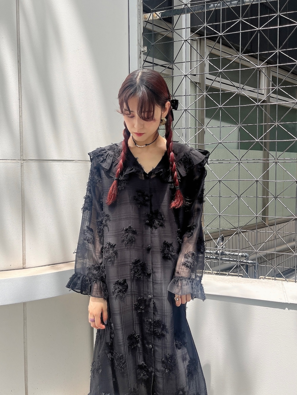 ブラック系のワンピース、ブラック系のサンダルを着用したレディースの夏コーディネートの2枚目の写真