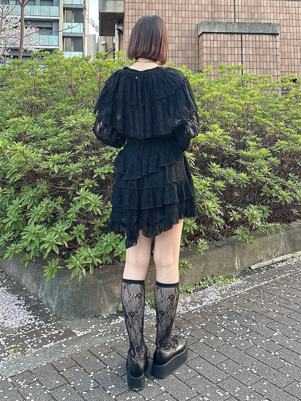 「レイヤードスタイル、大人ガーリー、ガーリーコーデ、バレエコア、レースボレロ、ボレロカーデ、チュールトップス、シアーT、レーススカート、ミニスカート、ヘムスカート、厚底シューズ、厚底サンダル」｜「merry jennyのレースフレアボレロ（カーディガン/ボレロ、ブラック系）」を使った、nanakaさん（骨格ウェーブ・レディース・163cm）の春コーディネートの2枚目の写真