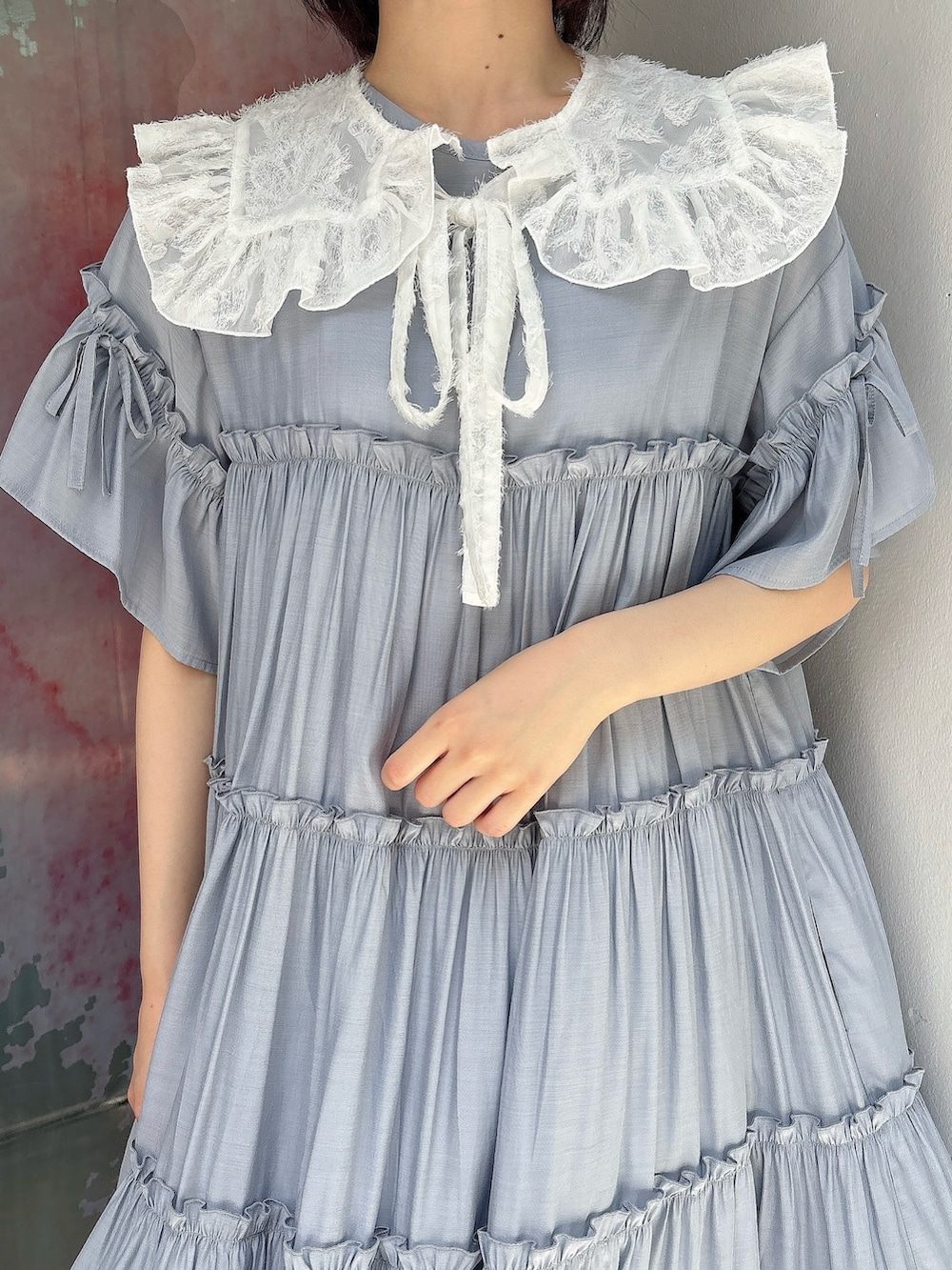 ブルー系のワンピース、ホワイト系のその他パンツ、ホワイト系のスニーカーを着用したレディースの夏コーディネートの5枚目の写真