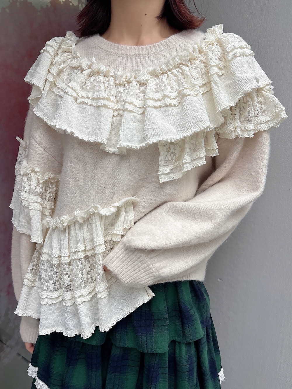 ホワイト系のニット/セーター、ホワイト系のショルダーバッグ、グリーン系のスカートを着用したレディースの秋コーディネートの5枚目の写真