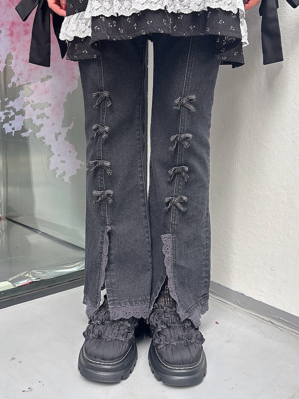 ブラック系のチュニック、ブラック系のシャツ/ブラウス、ブラック系のデニムパンツを着用したレディースの夏コーディネートの6枚目の写真