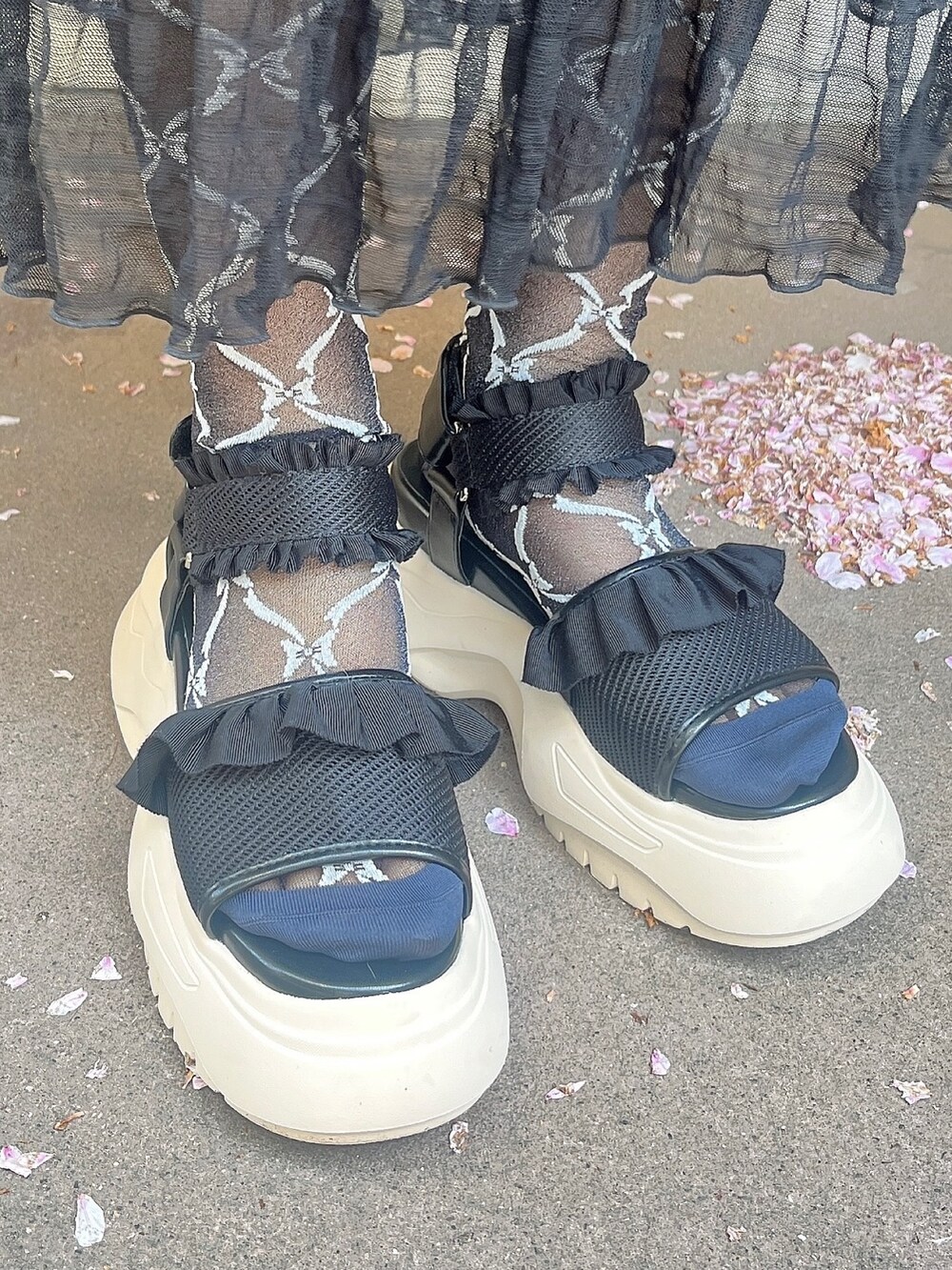 ブラック系のワンピース、ブラック系のサンダル、ブラック系のワンピースを着用したレディースの春コーディネートの3枚目の写真