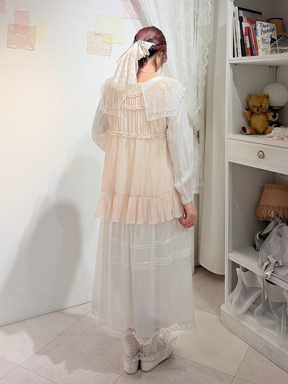 ホワイト系のワンピース、ピンク系のTシャツ/カットソー、ホワイト系のバレエシューズを着用したレディースの冬コーディネートの2枚目の写真