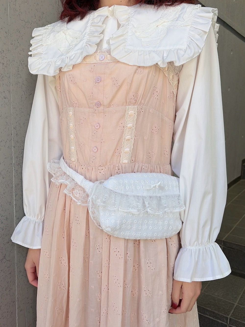 ホワイト系のシャツ/ブラウス、ピンク系のワンピース、ホワイト系のボディバッグ/ウエストポーチを着用したレディースの冬コーディネートの5枚目の写真