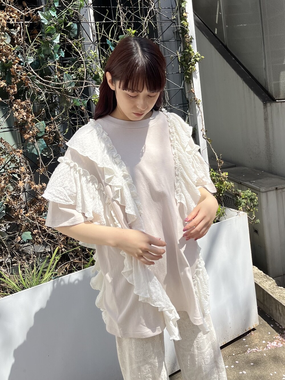 ホワイト系のチュニック、ホワイト系のその他パンツ、ベージュ系のサンダルを着用したレディースの春コーディネートの3枚目の写真