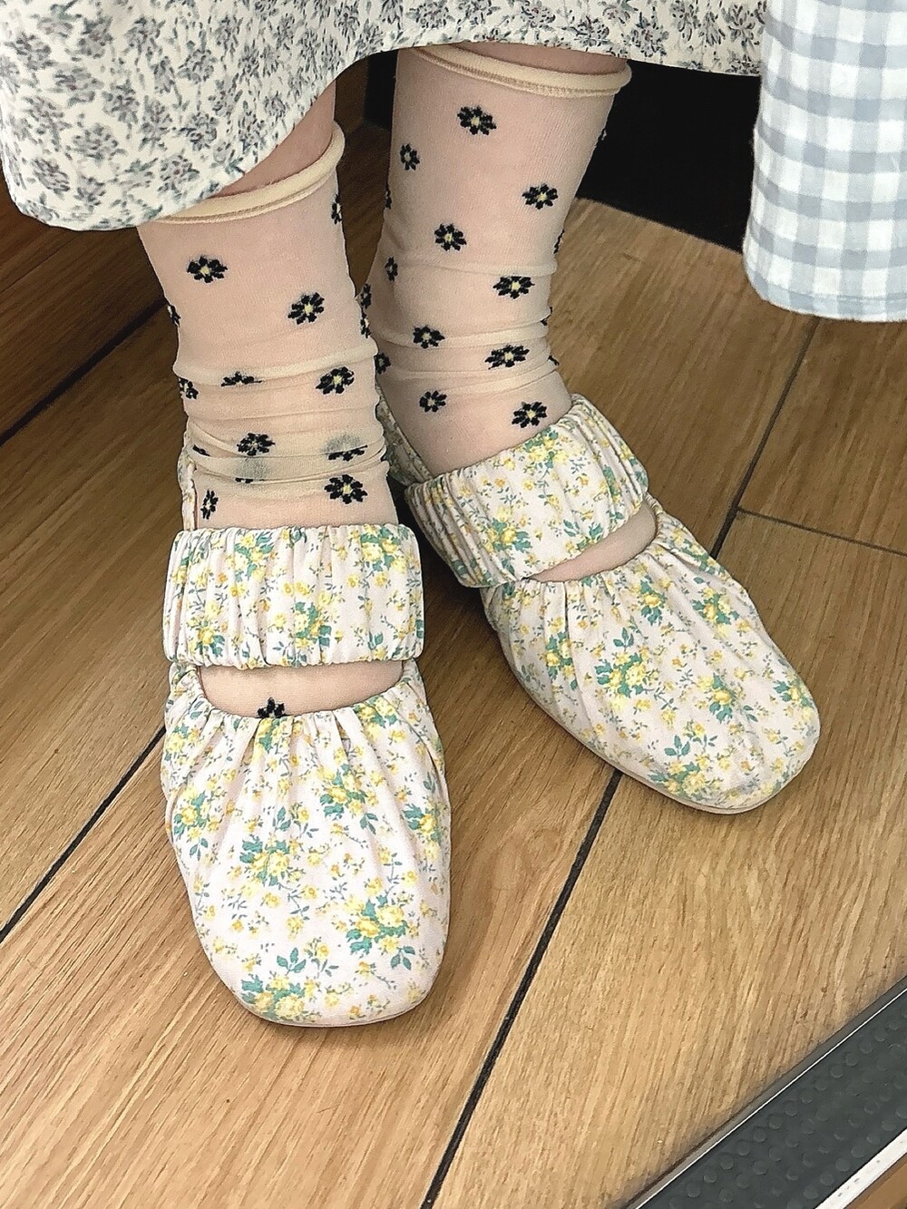 ブルー系のワンピース、ホワイト系のブルゾン、ピンク系のパンプスを着用したレディースの冬コーディネートの5枚目の写真