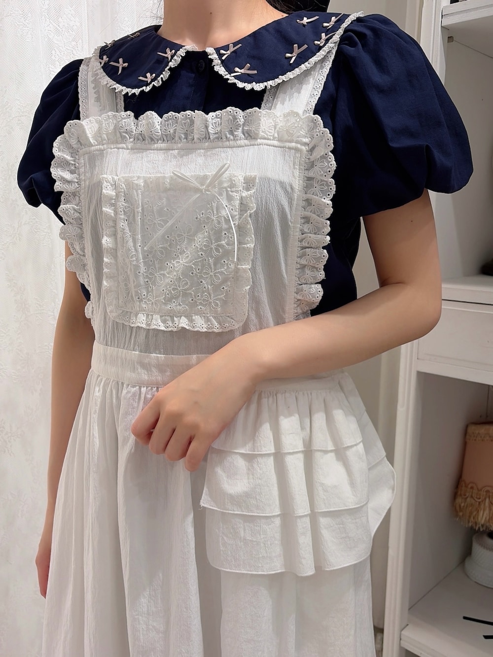 ブルー系のシャツ/ブラウス、ホワイト系のワンピース、グレー系のその他パンツを着用したレディースの春コーディネートの5枚目の写真