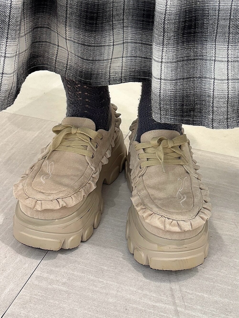 ブラック系のニット/セーター、ブラック系のスカート、グレー系のショルダーバッグを着用したレディースの秋コーディネートの8枚目の写真