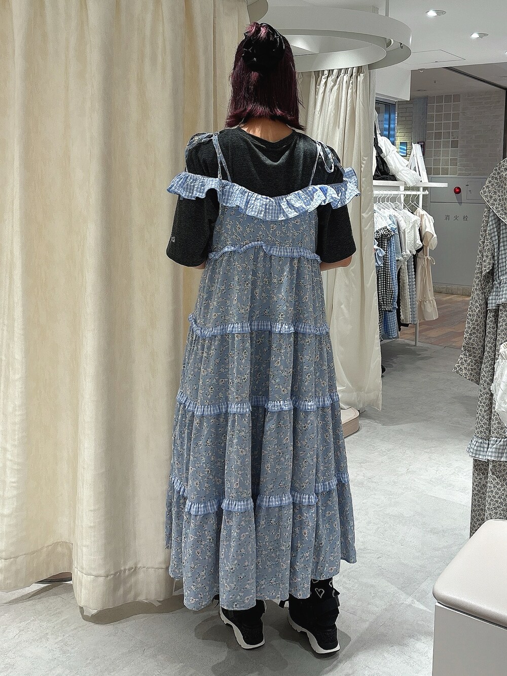 ブルー系のワンピース、グレー系のTシャツ/カットソー、ブラック系のサンダルを着用したレディースの春コーディネートの2枚目の写真