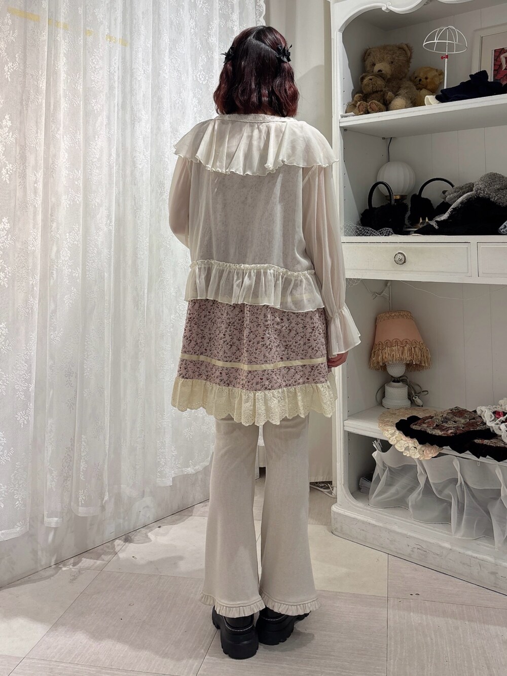 ホワイト系のカーディガン/ボレロ、ピンク系のワンピース、ホワイト系のスウェットパンツを着用したレディースの秋コーディネートの2枚目の写真