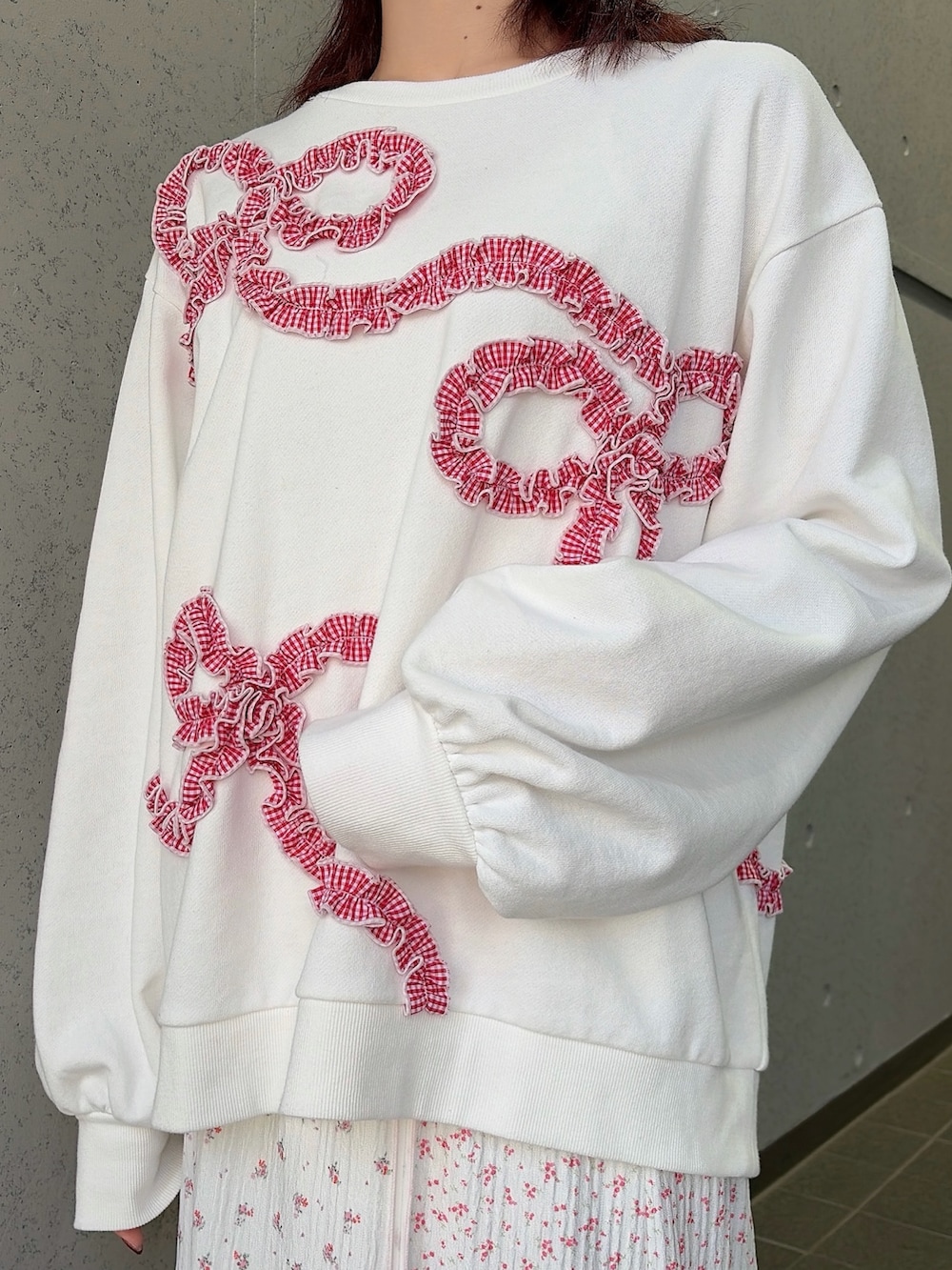 ホワイト系のスウェット、ホワイト系のショルダーバッグ、ピンク系のスカートを着用したレディースの冬コーディネートの6枚目の写真