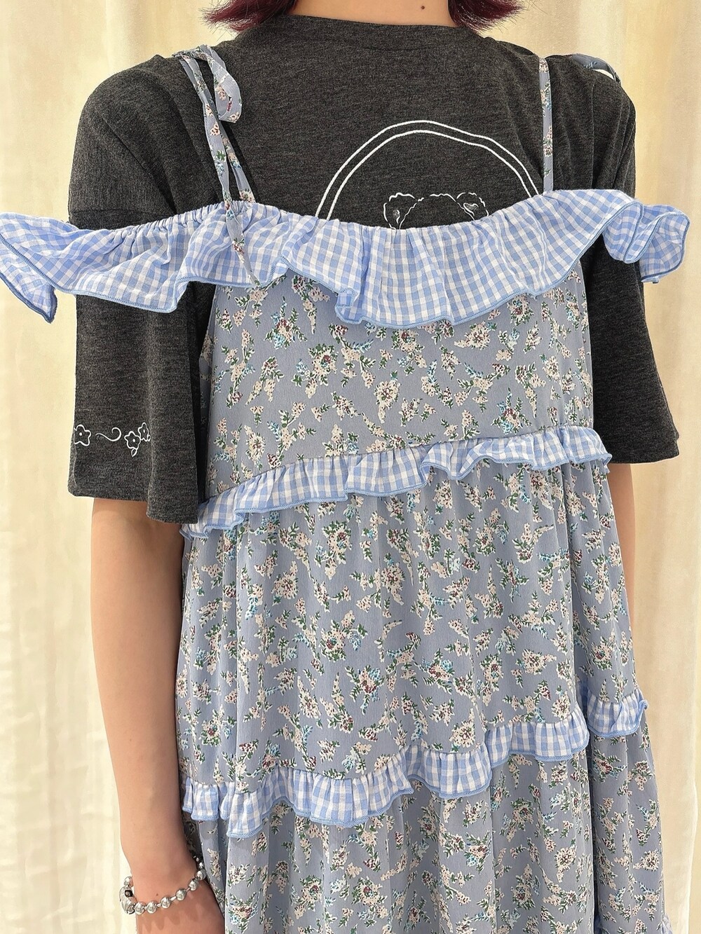 ブルー系のワンピース、グレー系のTシャツ/カットソー、ブラック系のサンダルを着用したレディースの春コーディネートの5枚目の写真