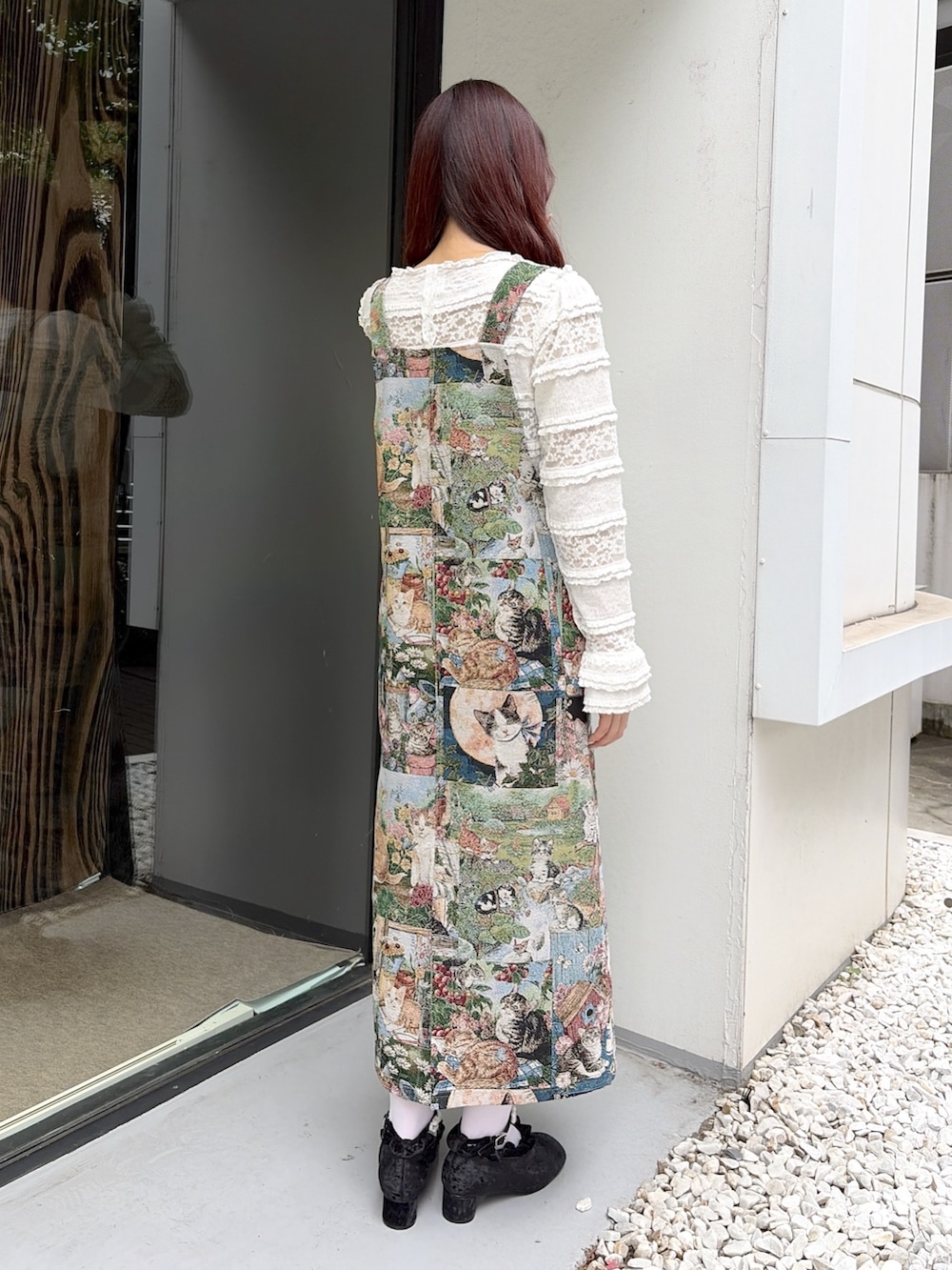 グリーン系のジャンパースカート、ブラック系のパンプス、ホワイト系のTシャツ/カットソーを着用したレディースの夏コーディネートの6枚目の写真