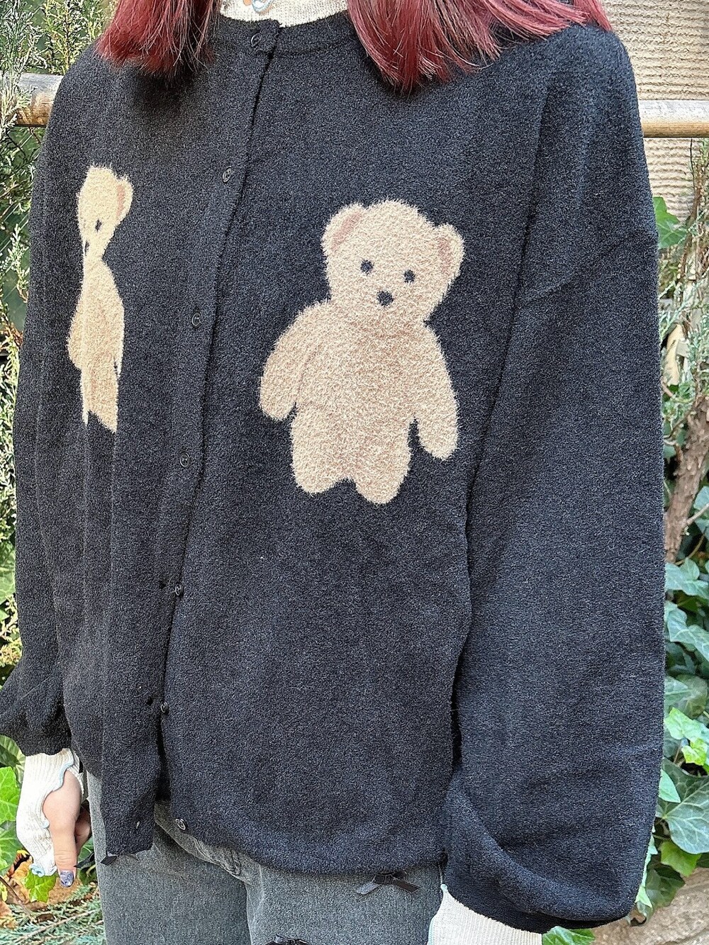ブラック系のデニムパンツ、ブラック系のスニーカー、ホワイト系のTシャツ/カットソーを着用したレディースの冬コーディネートの3枚目の写真