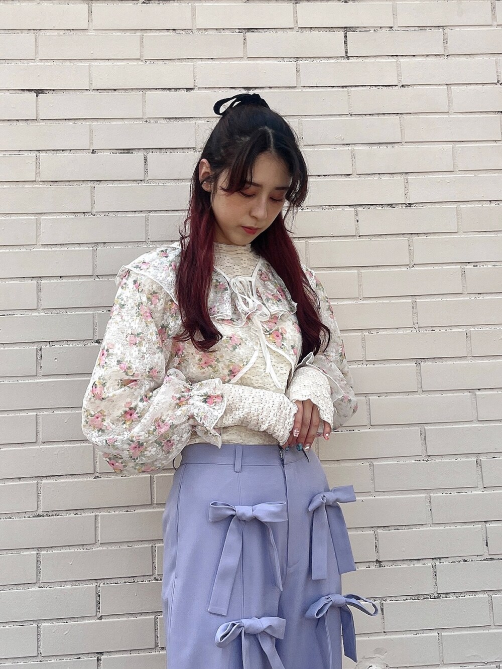 ホワイト系のパンプス、パープル系のその他パンツ、ホワイト系のカーディガン/ボレロを着用したレディースの春コーディネートの2枚目の写真