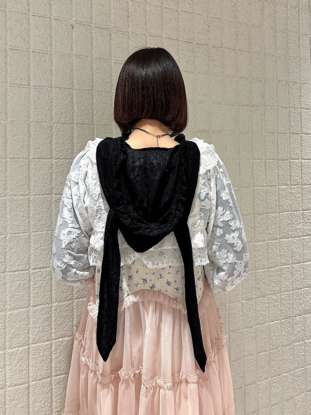 ピンク系のワンピース、ホワイト系のその他パンツ、ブラック系のローファーを着用したレディースの春コーディネートの4枚目の写真
