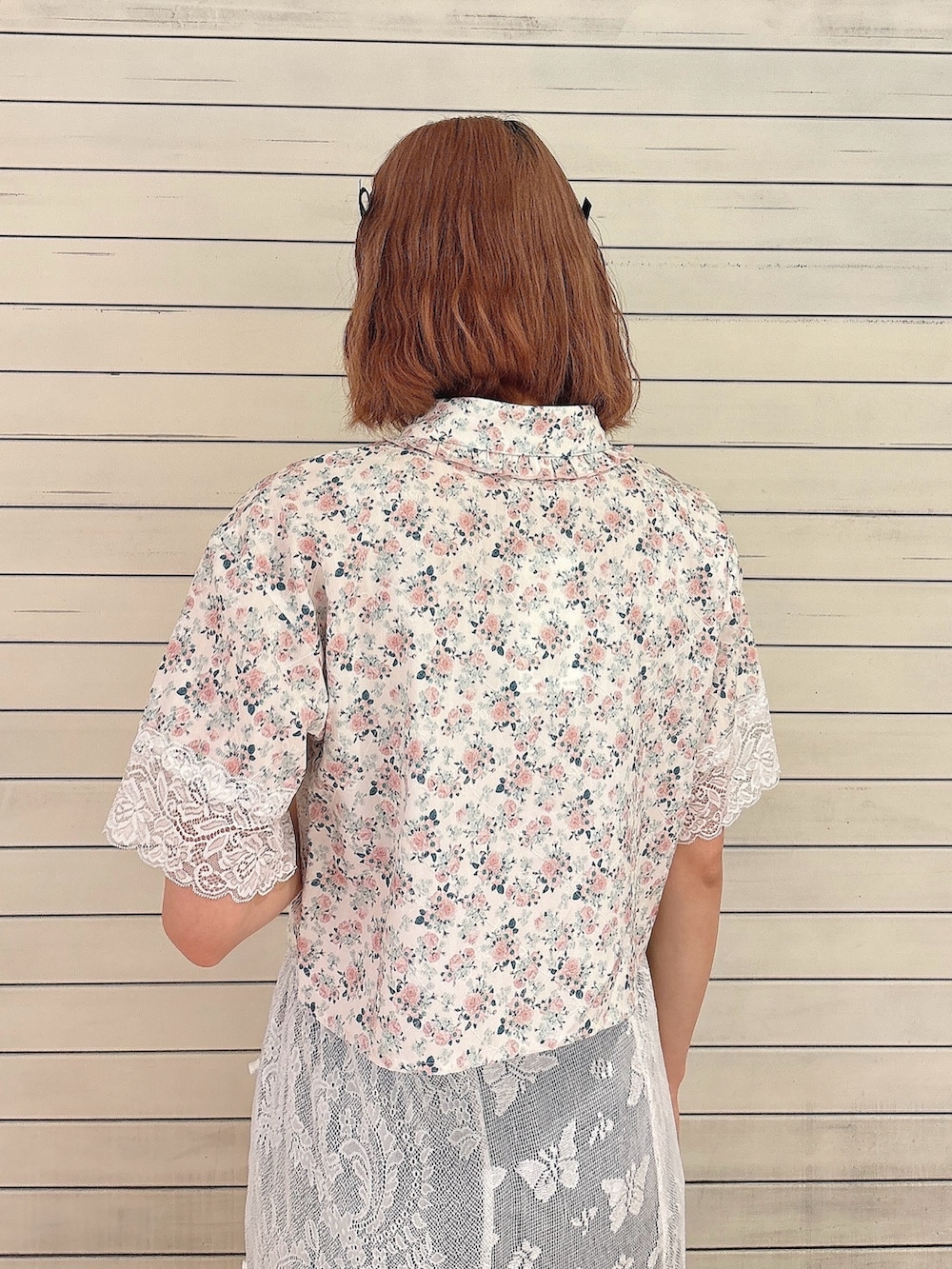 ピンク系のシャツ/ブラウス、ホワイト系のスカート、ブルー系のデニムパンツを着用したレディースの春コーディネートの4枚目の写真